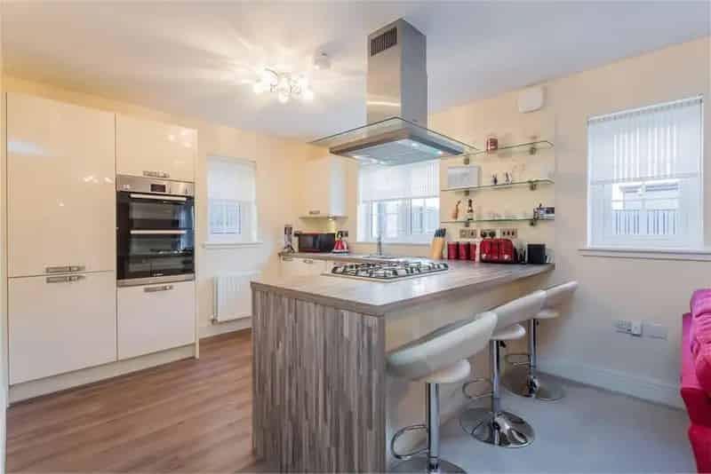 4 Bed Detached House with 2 Reception Rooms