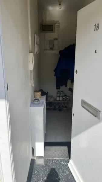 One Bedroom Apartment Near DLR and McDonald's