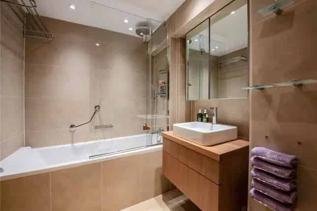Hyde Park Square 3-Bed Apartment with Parking and Porter