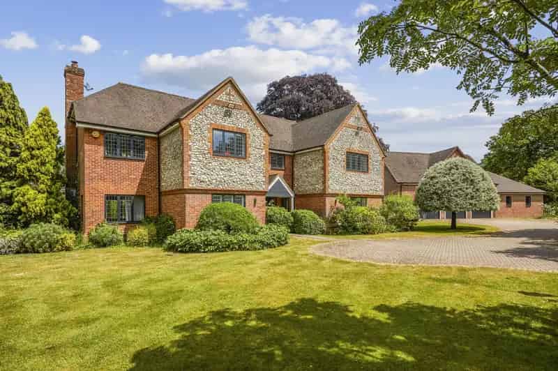 5 Bedroom Detached House for Sale Kingswood