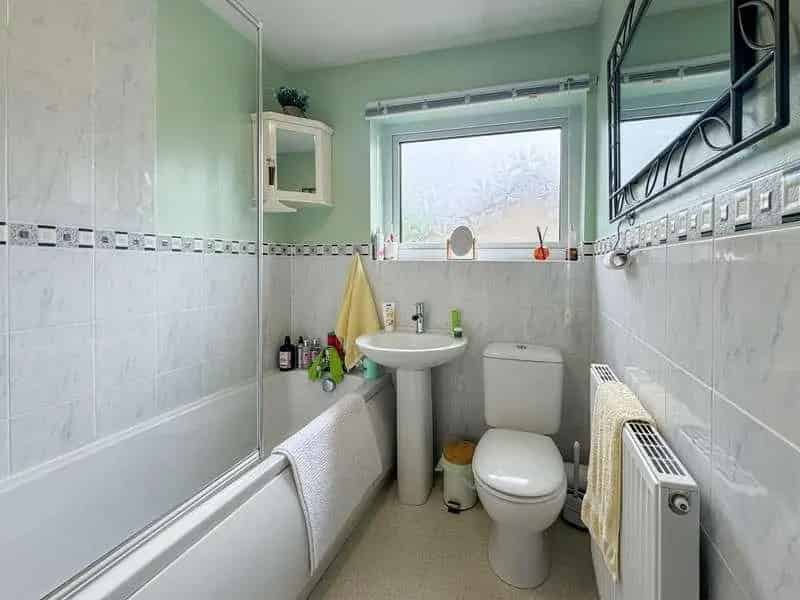 3 Bed House for Sale with Garage and Gardens