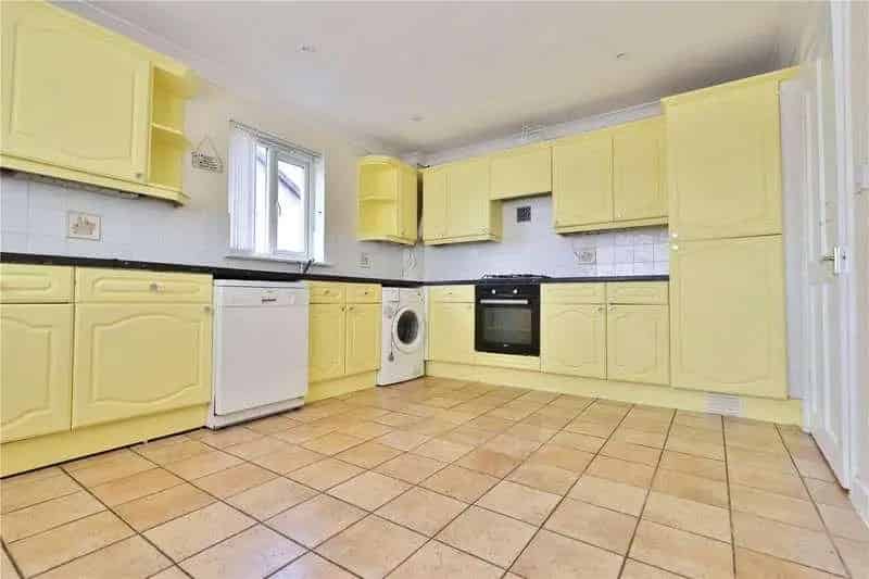 3 Bed Detached House Near New Haw Byfleet Station