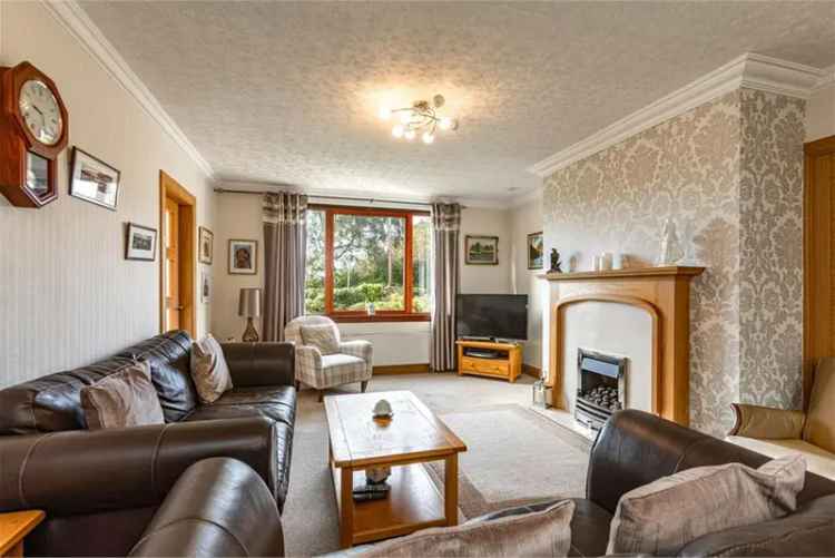 6 Bed House - Detached with 4 Reception Rooms