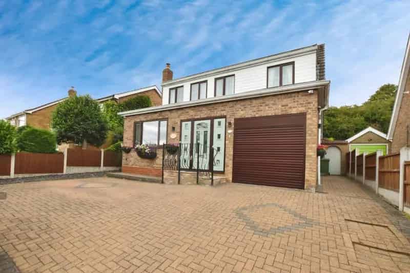 4 bedroom House
 For Sale