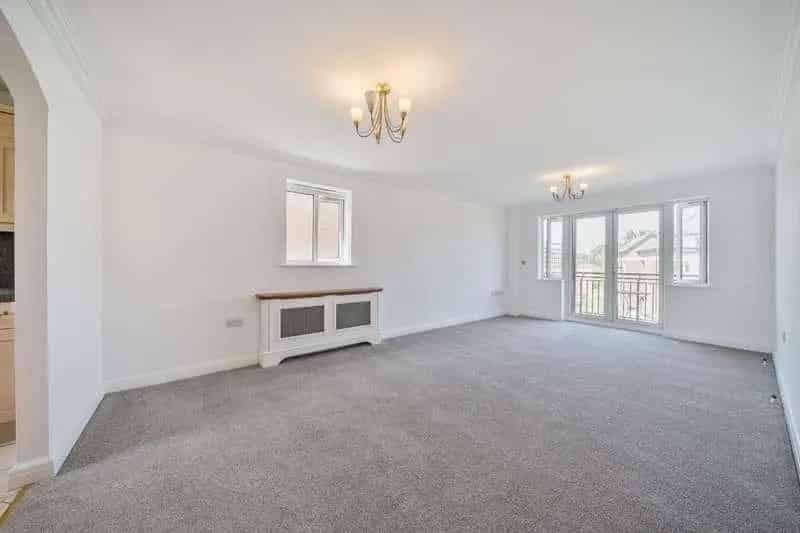 2 bed flat for sale
