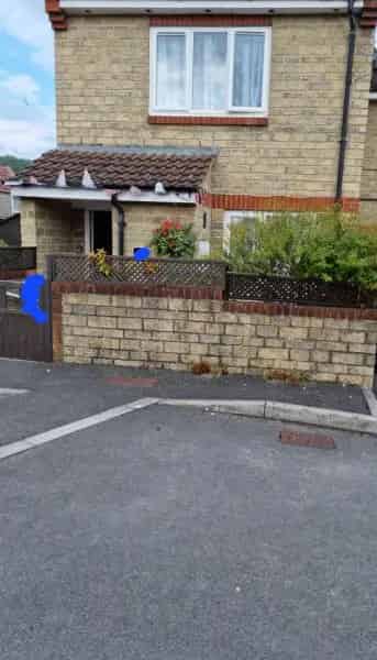 2 Bedroom House with Garden Parking Near Schools and Shops