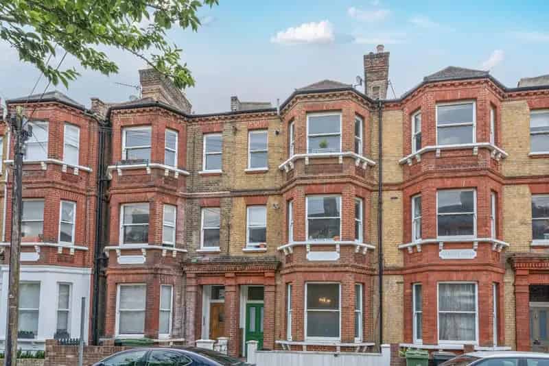 Charming 2-Bedroom Garden Flat in Oval