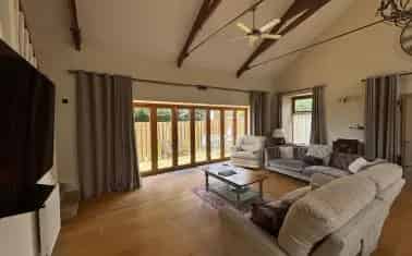 Spacious 3-Bedroom House with Open Plan Living and Garage