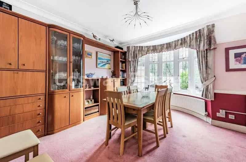 6 Bed House for Sale in Mill Hill Village