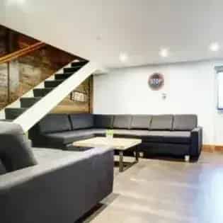 8 Bedroom Flat near Kingswood Park Manchester