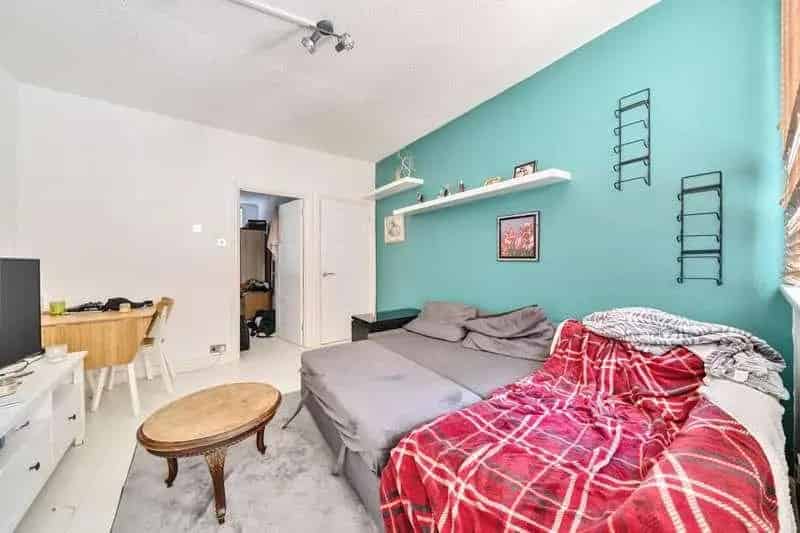1 Bed Flat for Sale - Private Garden Parking