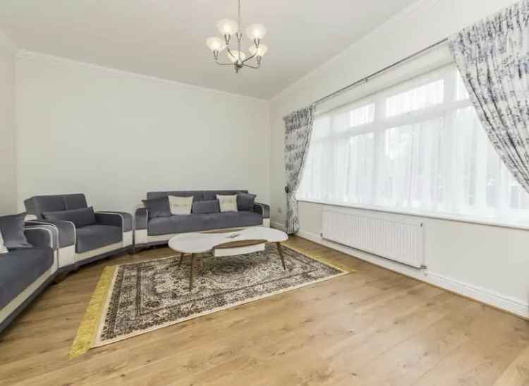 Streatham Common Bungalow: 2 Beds, 2 Baths, Driveway