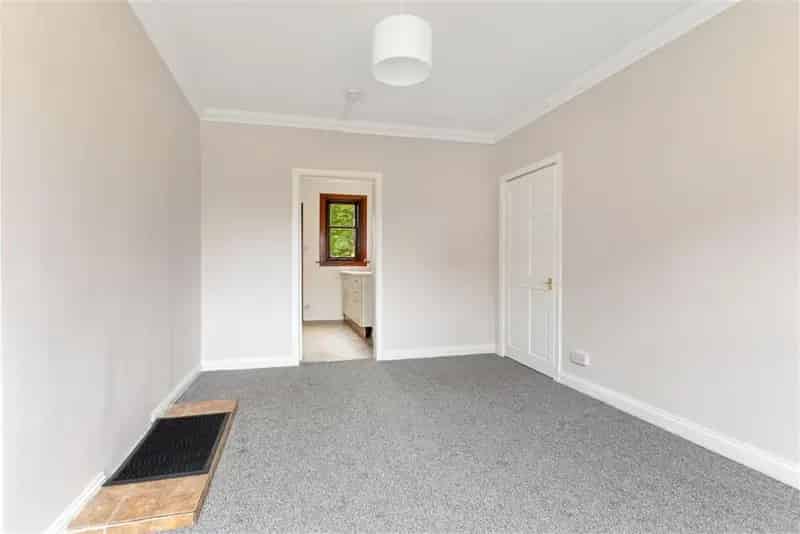 2 Bed Flat Dalkeith - Recently Decorated Main Door Flat with Garage
