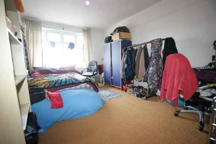 4 Bedroom Student Apartment Near Bus Route