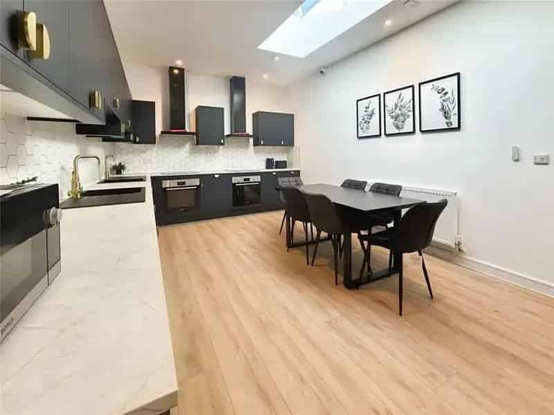 High-End Studio Rooms with En-Suites and Amenities