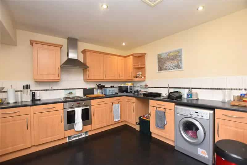 Spacious 3 Bed Duplex Apartment Near Apperley Bridge Train Station