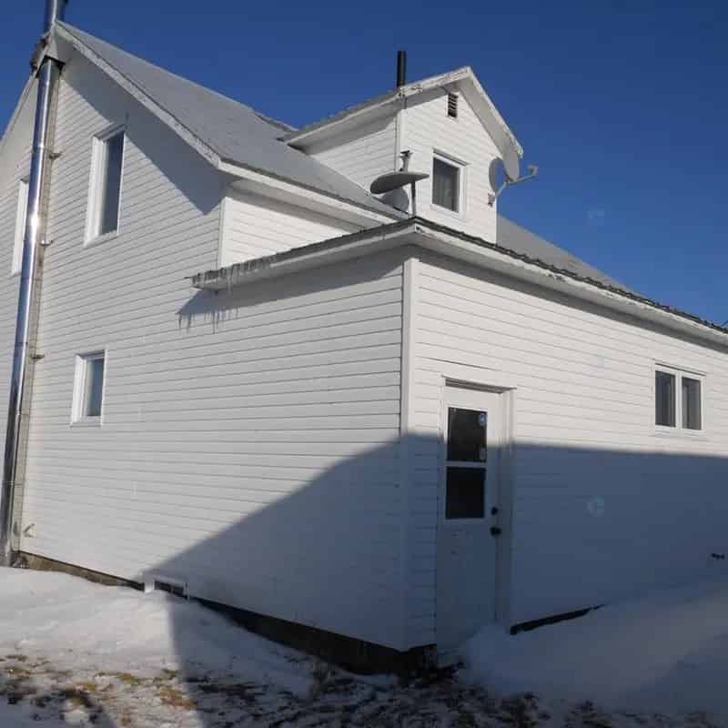 4 Bedroom Cottage with 2 Large Garages