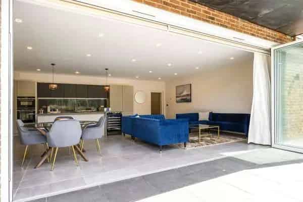 2 Bed Apartment Kingswood Surrey Near Station