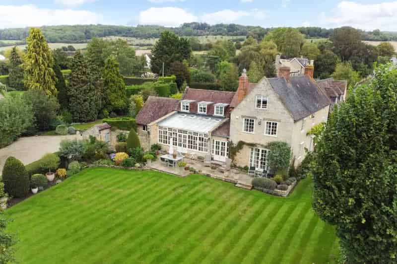 5 bedroom semi-detached house for sale