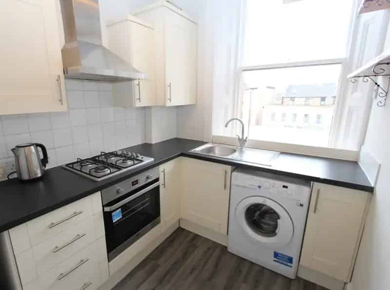 2 Bedroom Flat to Rent Spacious House