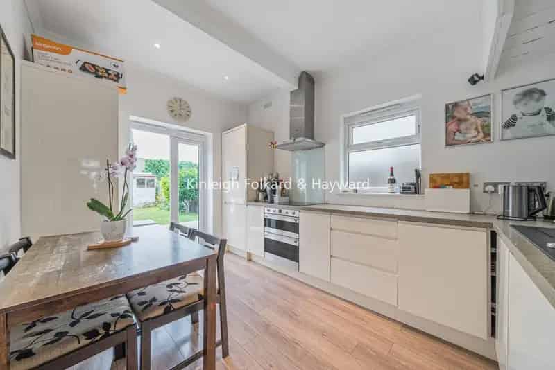 Four Bedroom Semi Detached House Near Bromley Town Centre