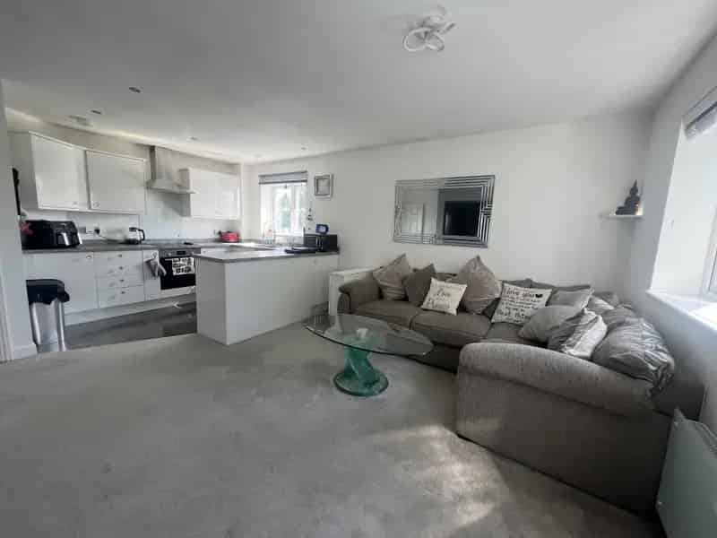 Modern 2 Bedroom Flat with Parking Available Early June