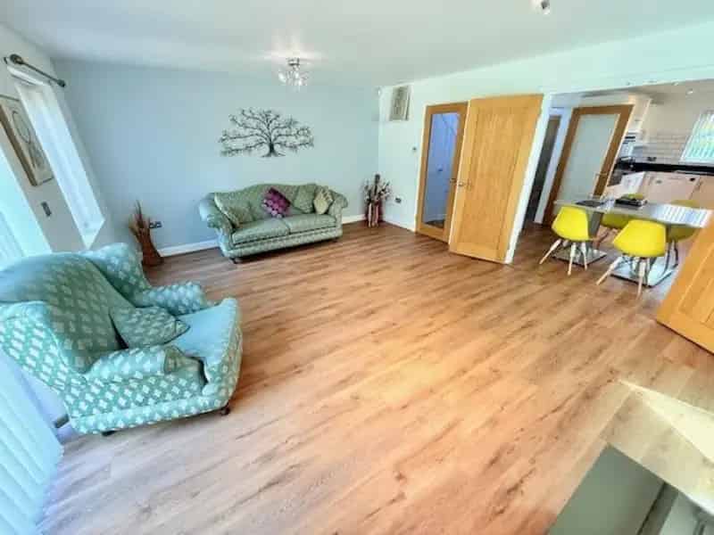 4 Bedroom Detached House To Let