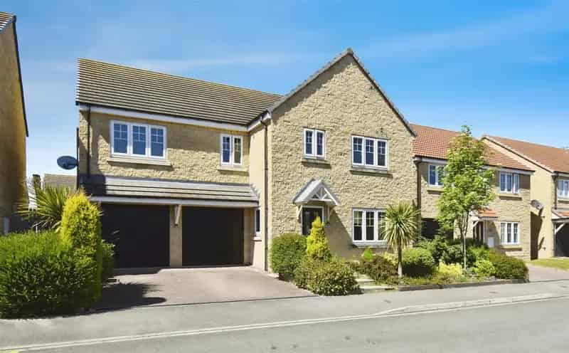 5 Bedroom Detached House for Sale Kingswood