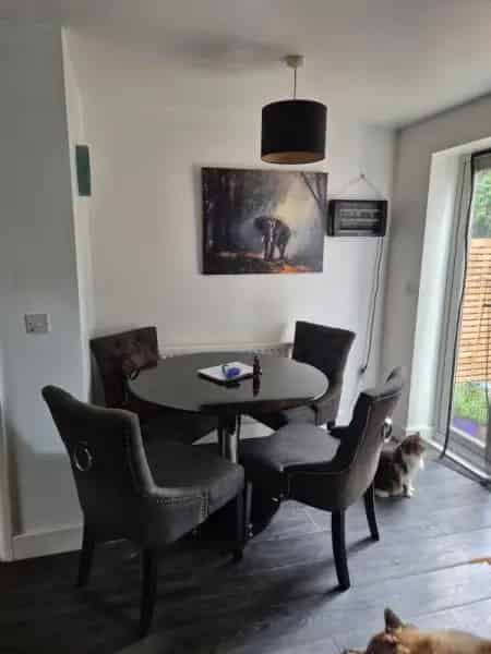 3 4 Bedroom House with Garage and Parking Near Amenities