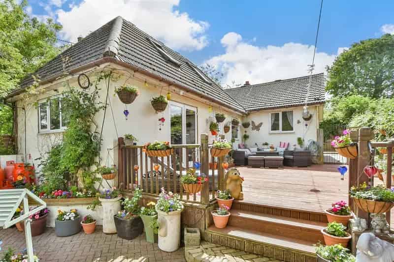 2 Bedroom Chalet Bungalow For Sale