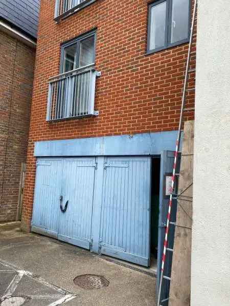 First Floor Flat One Double One Single Bedroom Storage Permit Parking