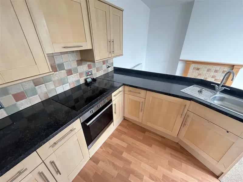 1 Bedroom Apartment Brighton Preston Park Garage Balcony Share of Freehold