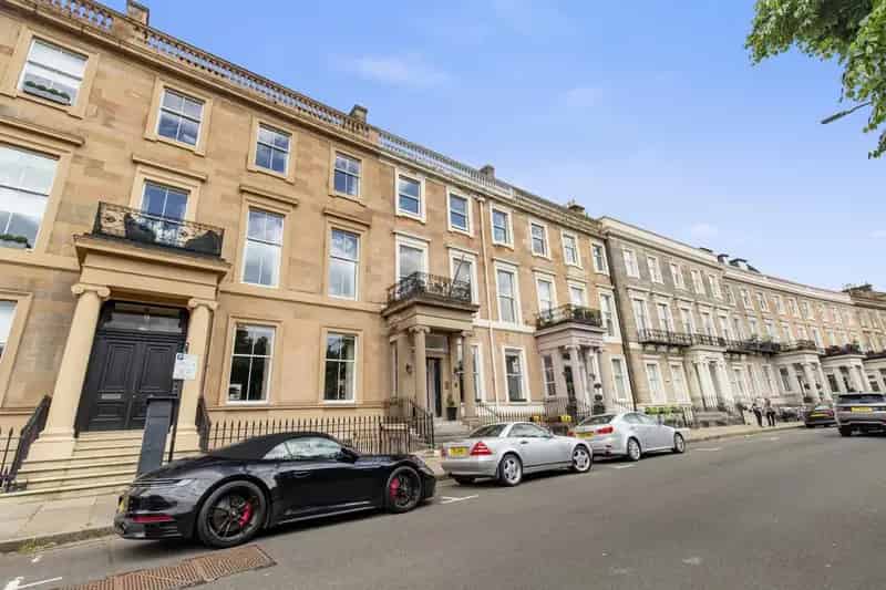 Elegant 2-Bedroom Apartment in Glasgow's West End