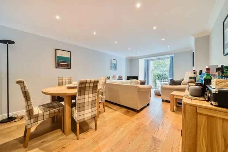 Luxury Earls Court Apartment with Two Terraces and Park Views