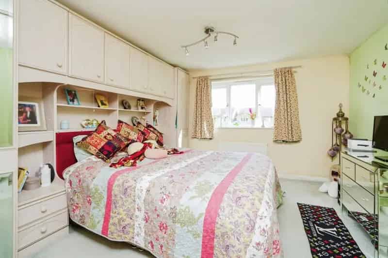 Three Bedroom Detached House Carterton