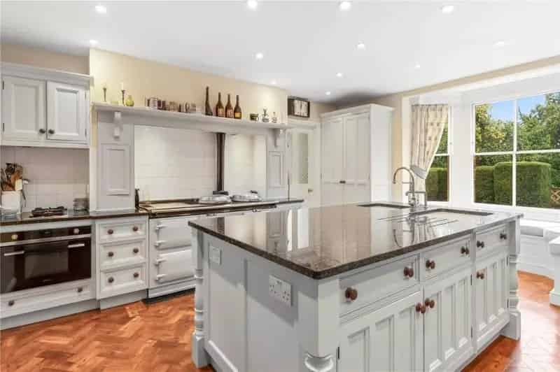 6 Bed House for Sale - 4800 Sqft, Indoor Pool, 5 Acres