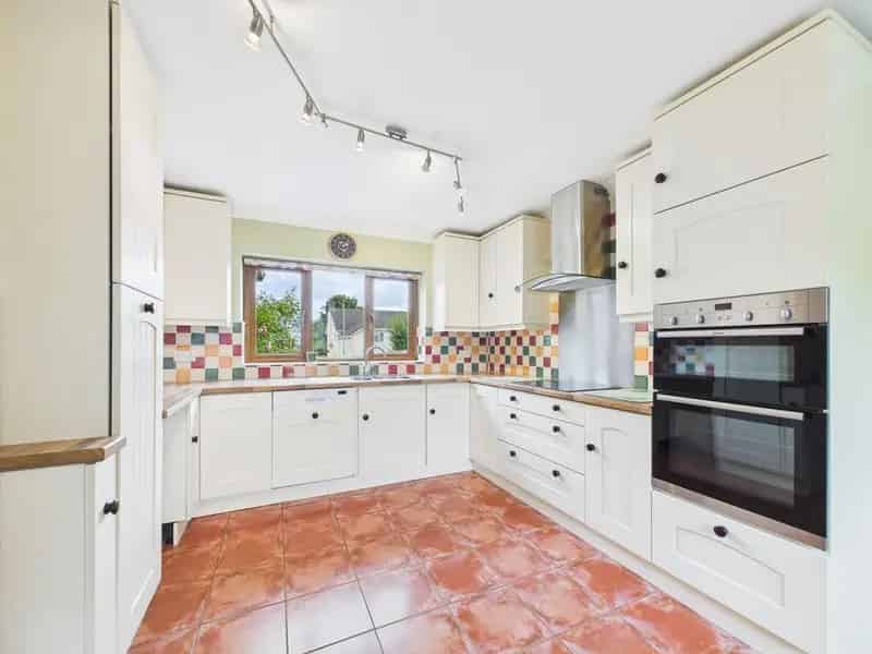 4 Bedroom Detached House To Rent