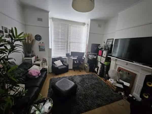 Large 2 Bed Ground Floor Flat Near Transport Links