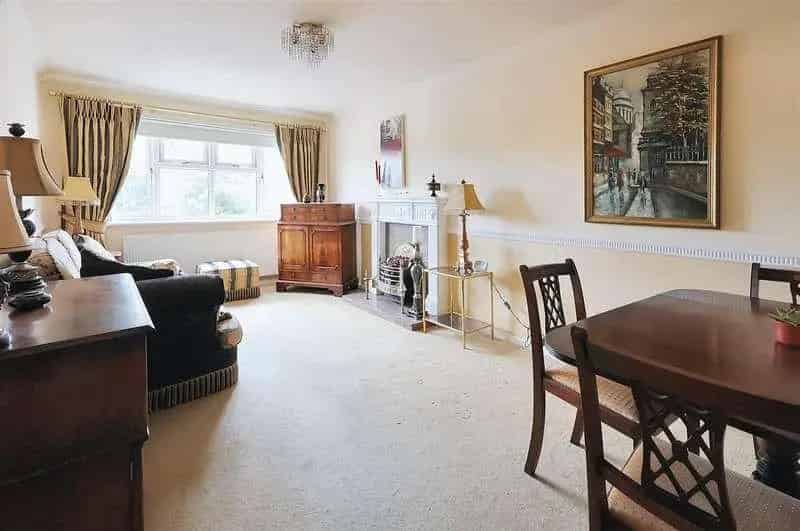2 Bed Flat for Sale with Allocated Parking and Modern Features