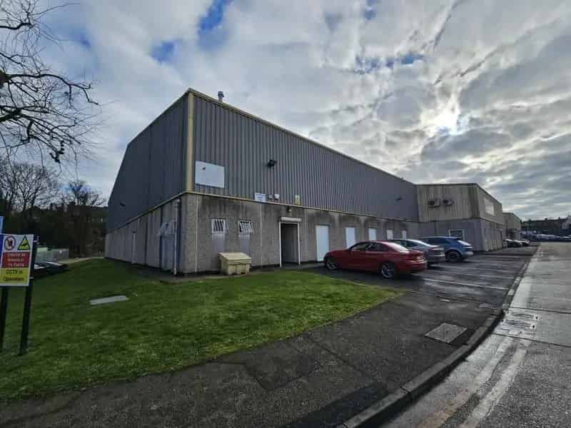 Industrial Unit with High Eaves and Ample Parking