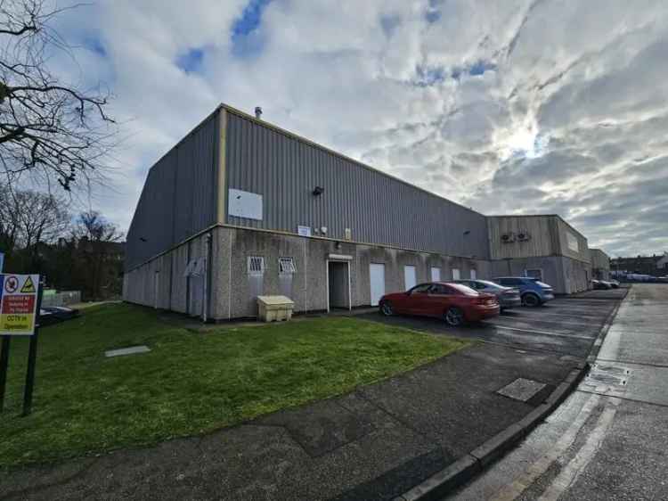 Industrial Unit with High Eaves and Ample Parking