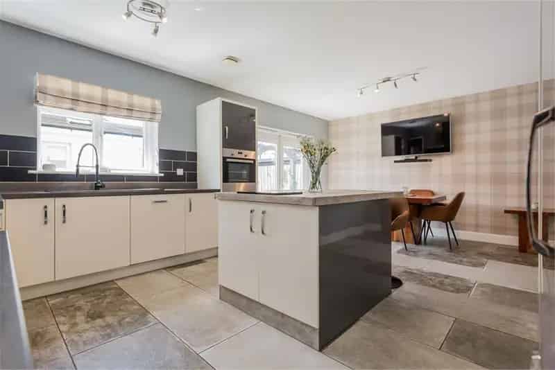 4 Bed Detached House with 1 Reception and Outbuilding
