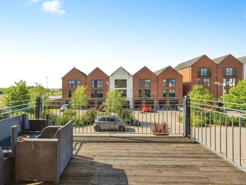 Modern 3-Bed Townhouse in Port Tennant Swansea Freehold