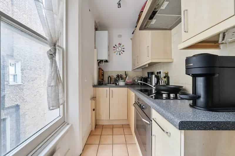 Spacious 2-Bedroom Flat near Earl's Court with Private Square Access