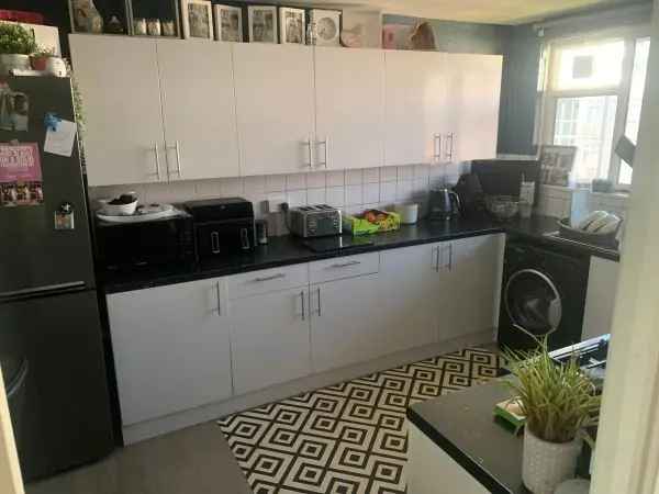 2 Bed Maisonette  New Kitchen & Bathroom Free Parking