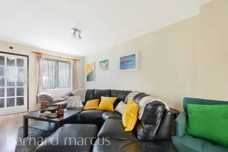Two Bedroom House Near Streatham Vale and Mitcham