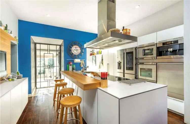 4 Bedroom House Barnes Village Family Home