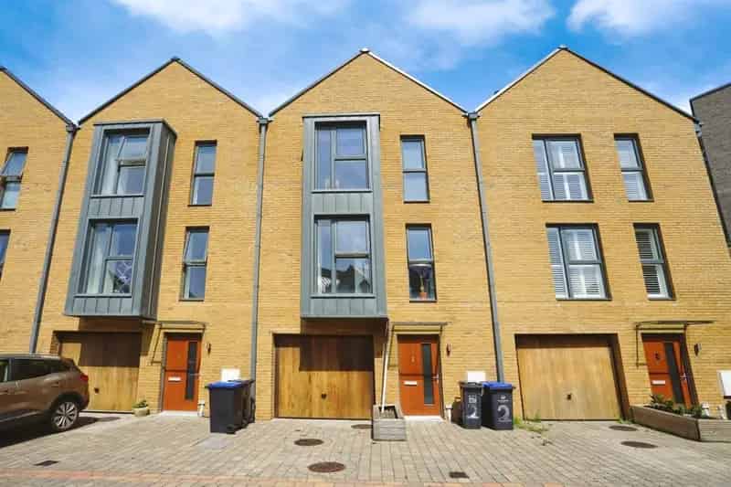 Stylish 3-Bedroom Townhouse in Shoreham-by-Sea