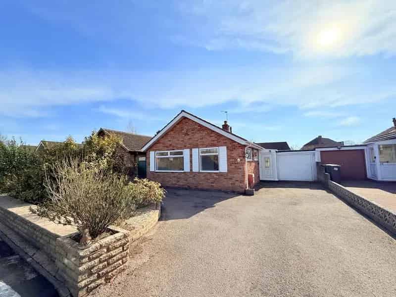 2 Bedroom Detached Bungalow For Sale