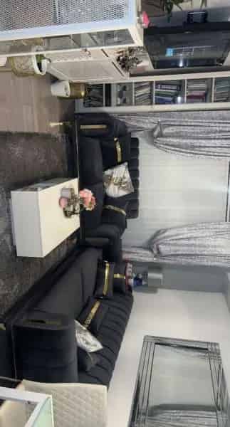Spacious 2-Bedroom Flat with Private Garden and Parking Near Stations